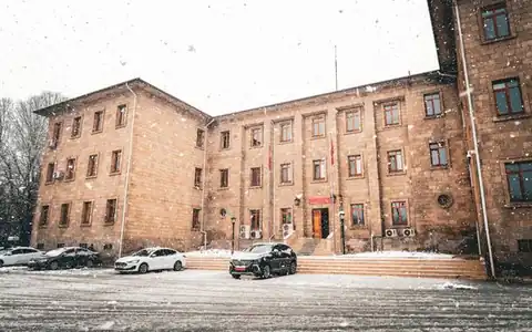 Behörde: dövlət idarəsi
