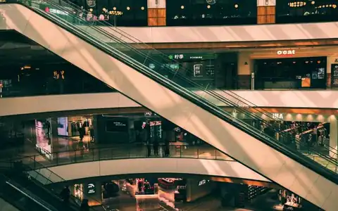 Einkaufszentrum: ticarət mərkəzi