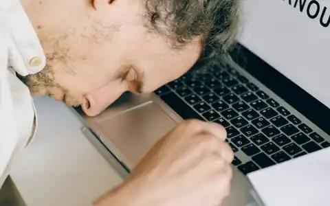 erschöpft: əldən düşmüş