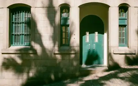 Haustür: binanın giriş qapısı