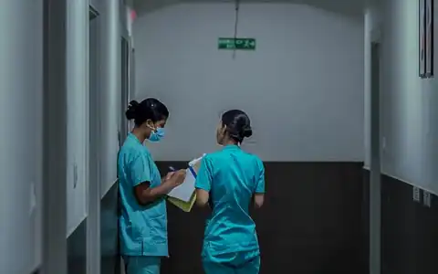 Krankenpfleger / Krankenschwester: tibb qardaşı / tibb bacısı