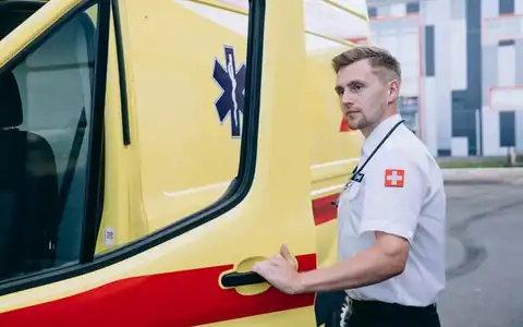 Rettungswagen: təcili yardım maşını