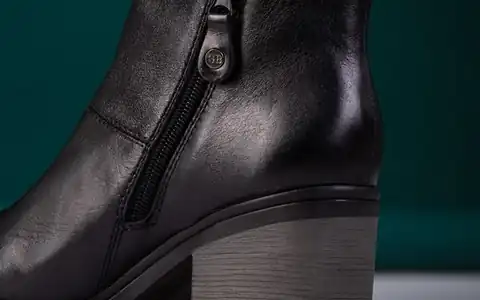 Schuh: ayaqqabı
