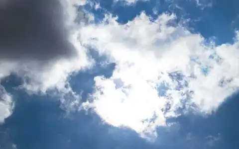 sonnig: günəşli